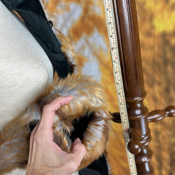 Is this a fox? Hat scarf mittens sneed faux fur fun - Picture 10 of 12